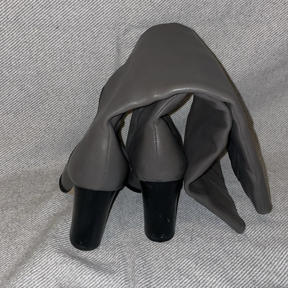 Sam Edelman block heel boots. Color grey. Size 5.5 - Picture 2 of 5